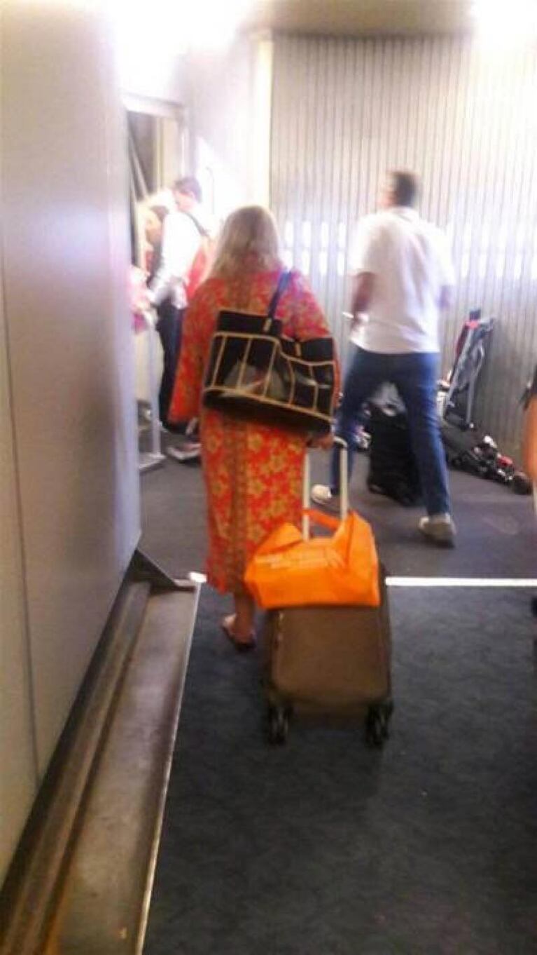 Carrió viajó en clase turista y con una túnica naranja