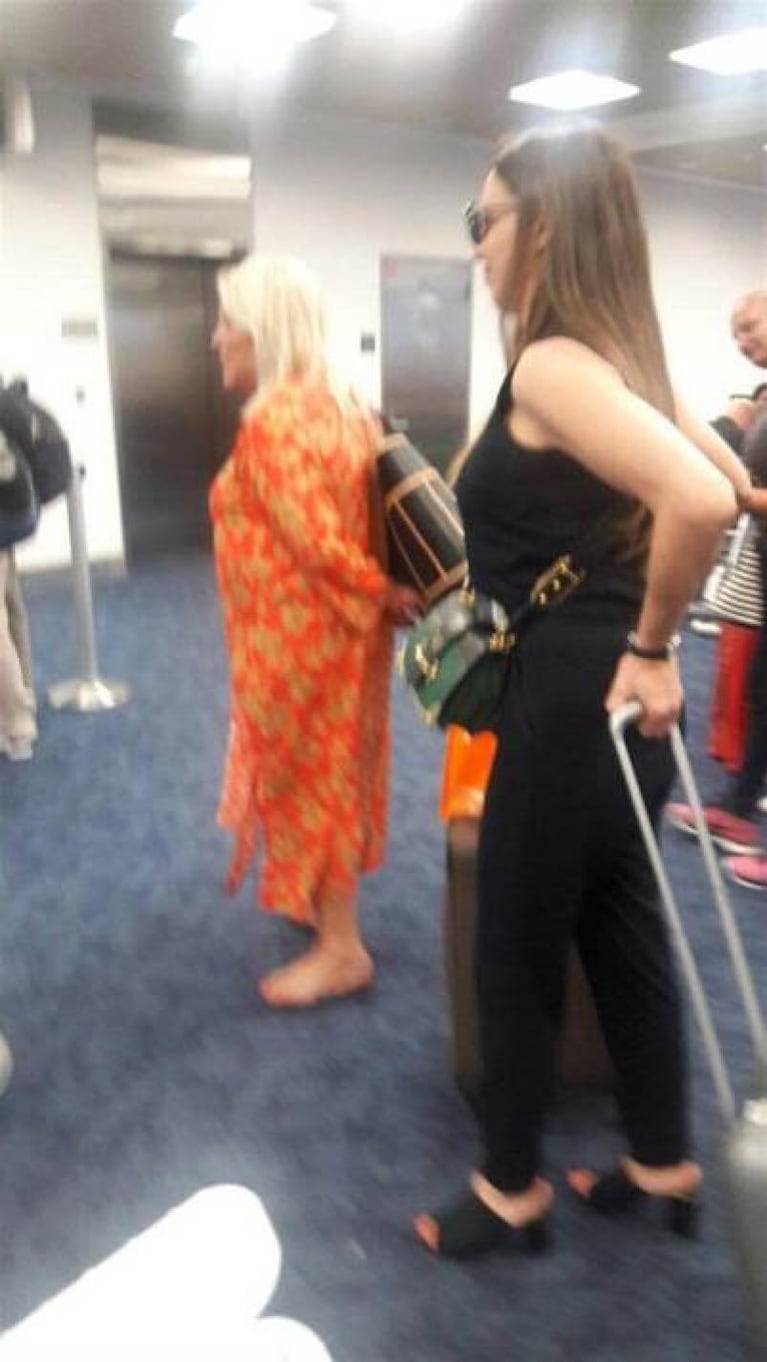 Carrió viajó en clase turista y con una túnica naranja