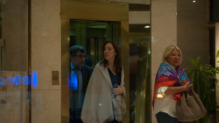 Carrió y Vidal salen del edificio del barrio Norte. Foto: Clarín
