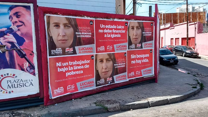 Carteles del MST y el Frente de Izquierda ocuparon espacios privados.