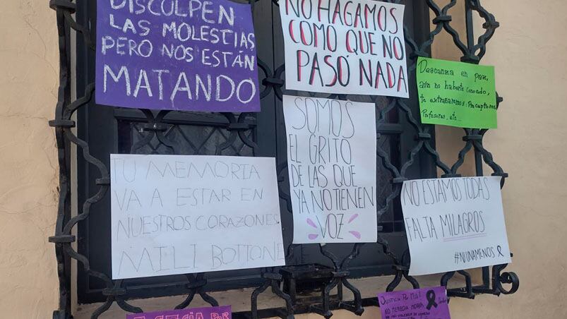 Carteles en la fachada del Monserrat. Foto: Pablo Olivarez / ElDoce. 