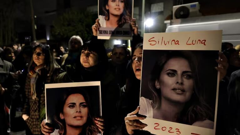 Carteles y velas en la marcha pacífica por Silvina Luna.
