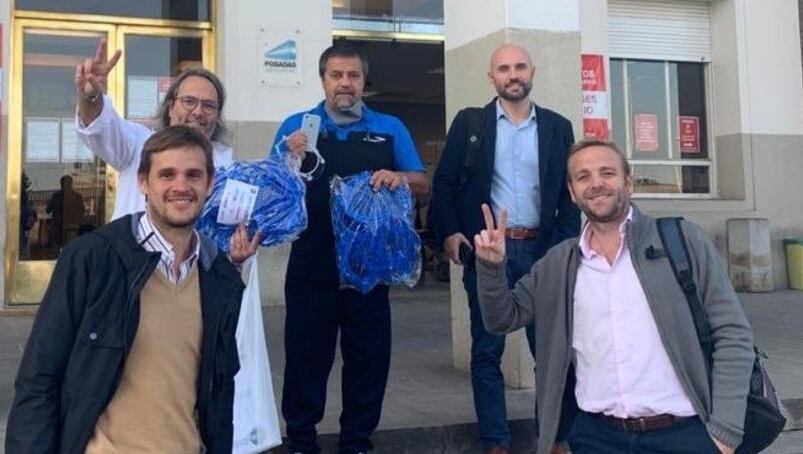 Caruso, junto a amigos, en la puerta del hospital.