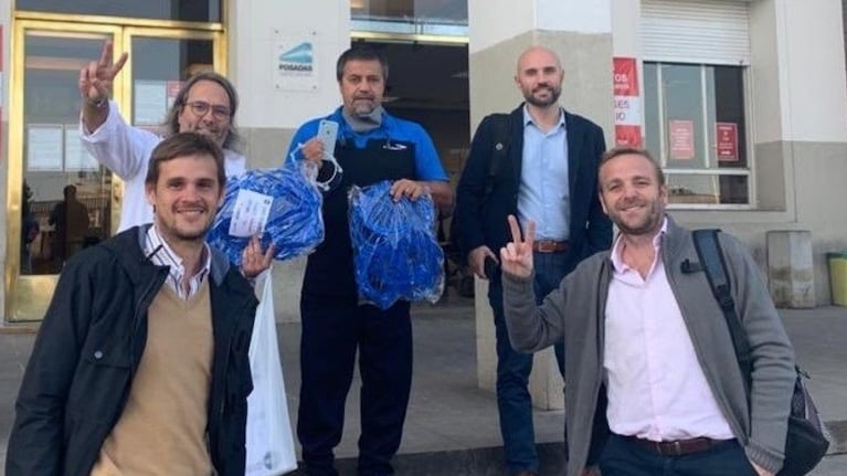 Caruso, junto a amigos, en la puerta del hospital.