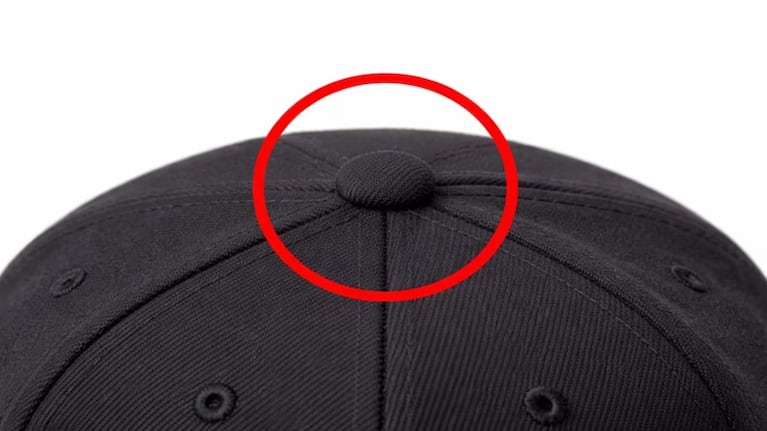 Casi nadie lo sabe: para qué sirve el botón que está en el centro de las gorras