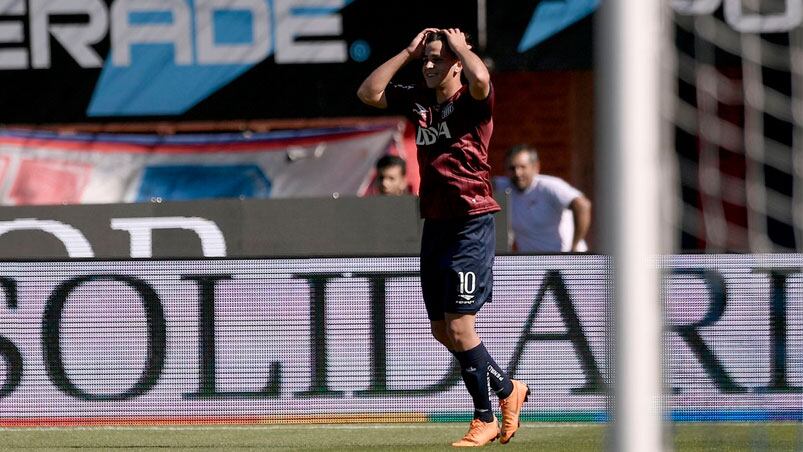 Casi no lo podía creer: Maroni se agarró la cabeza tras su gol.