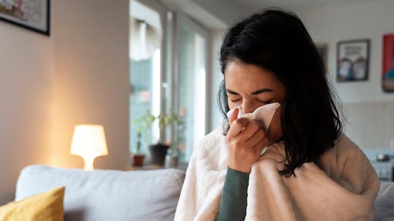 Casos récord y barbijos: qué se sabe de la nueva variante de gripe H3N2 que alerta a Europa