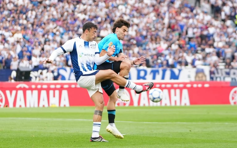 Catalán con González Metilli en el clásico cordobés. (Foto: Lucio Casalla/El Doce)