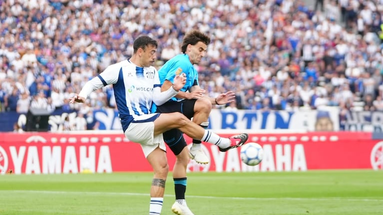 Catalán con González Metilli en el clásico cordobés. (Foto: Lucio Casalla/El Doce)