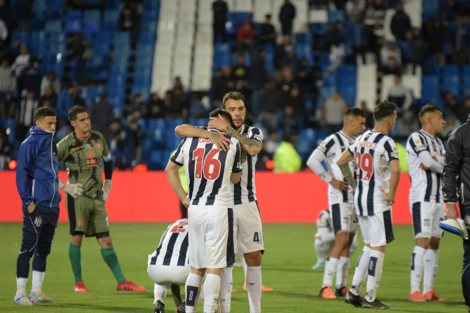 Catalán consuela a Garro. La "T" no pudo ante Patronato. Foto: Lucio Casalla/El Doce.