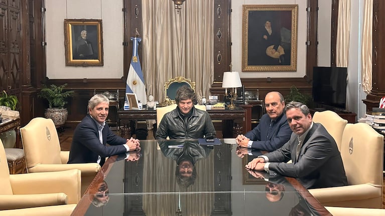 Catalán junto a Milei, Caputo y Francos.