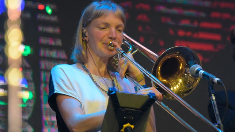 Catalina Keilty la rompe con el trombón en La Konga. Foto: Lucio Casalla/El Doce.