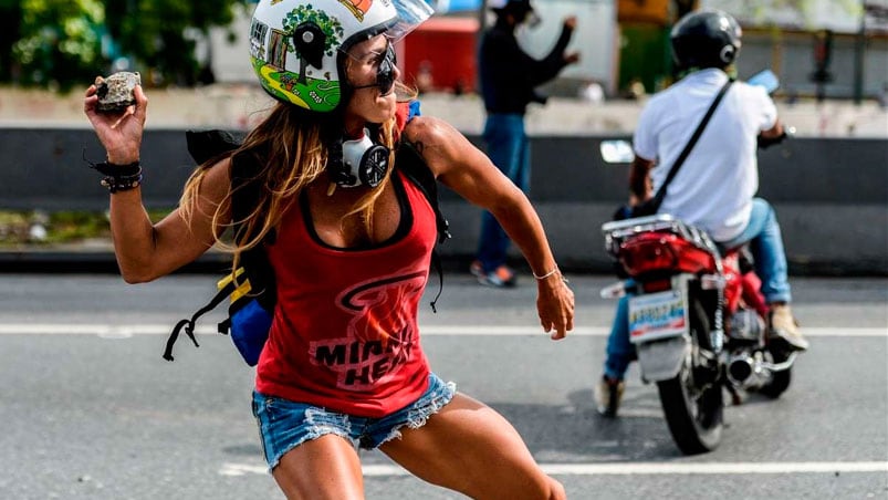 Caterina tirando una piedra, la foto que se hizo viral. Foto: AFP.