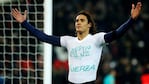 Cavani, emocionado durante el recuerdo del plantel del Chapecoense.