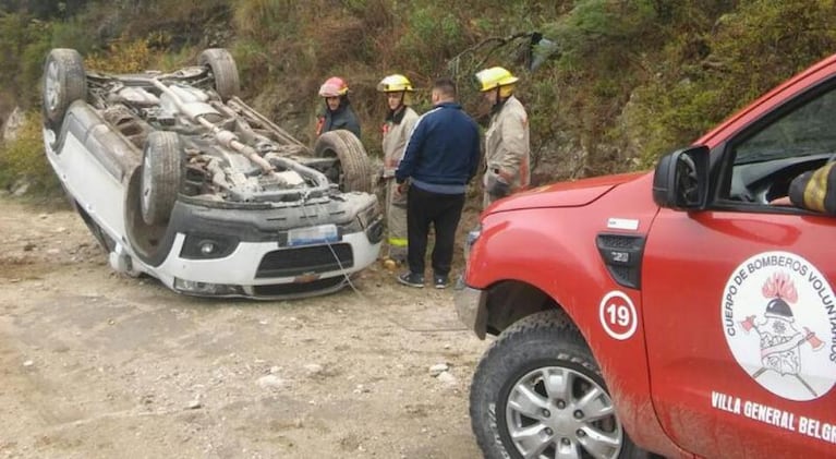 Cayeron desde más de ocho metros, volcaron y solo sufrieron lesiones