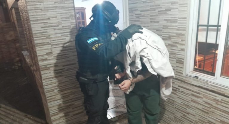 Cayeron dos dealers en búnkeres de Córdoba: uno vendía droga con tobillera electrónica