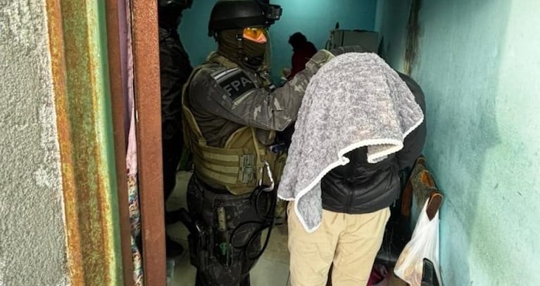 Cayeron dos familias narco en Córdoba: la droga apareció enterrada en los patios de sus casas