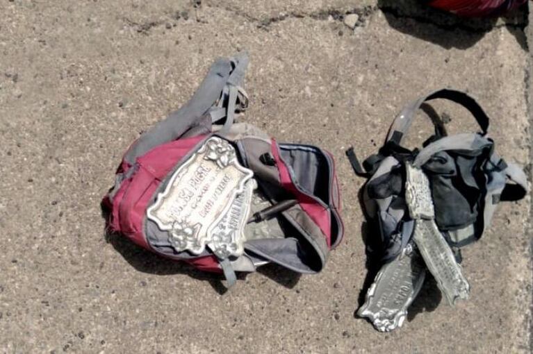 Cayeron dos “robatumbas” con placas del cementerio en sus mochilas