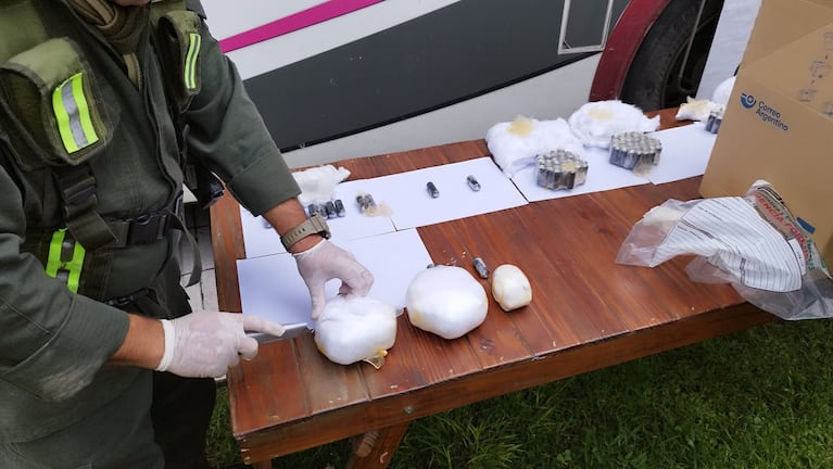 Cayeron “mulas” con más de 10 kg de cocaína en el cuerpo en un tour de compras: qué los delató