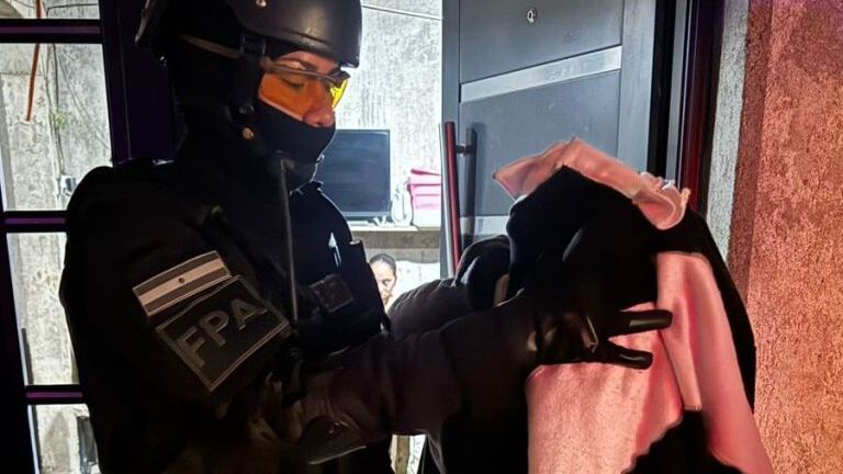 Cayeron un hombre y una mujer por vender cocaína y marihuana.