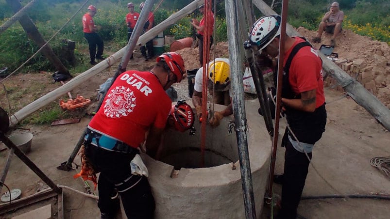 Cayó al vacío en un pozo con agua mientras trabajaba y murió