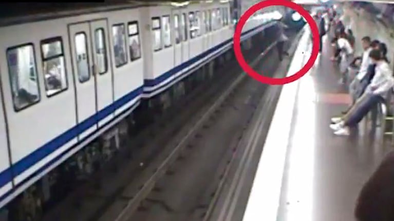 Cayó cuando un tren llegaba a la estación. 