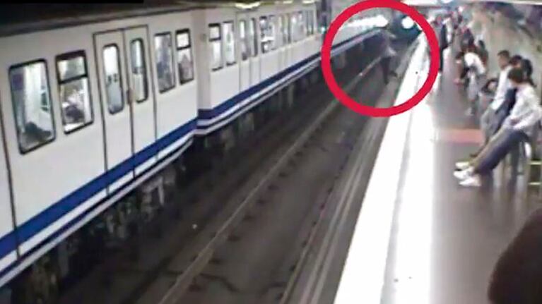 Cayó cuando un tren llegaba a la estación.