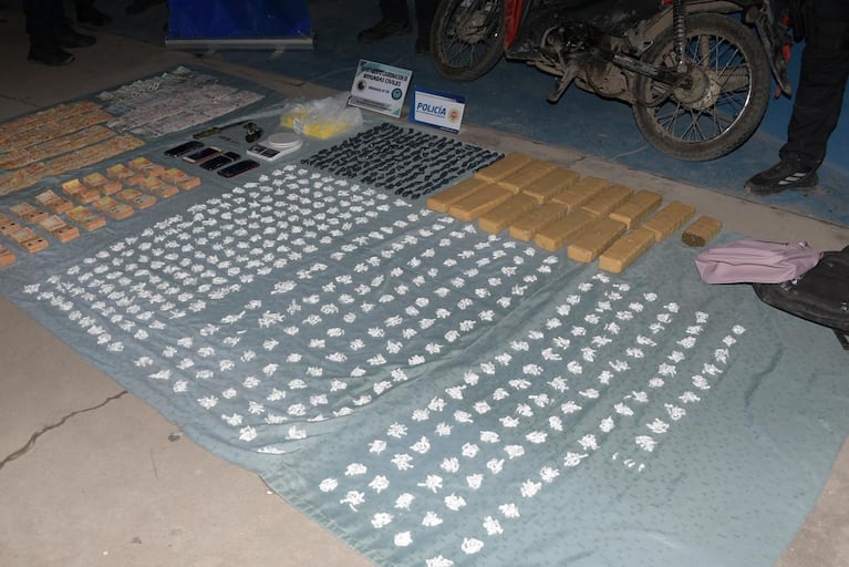 Cayó de la moto al evadir un control y destapó un búnker lleno de droga: dos detenidos