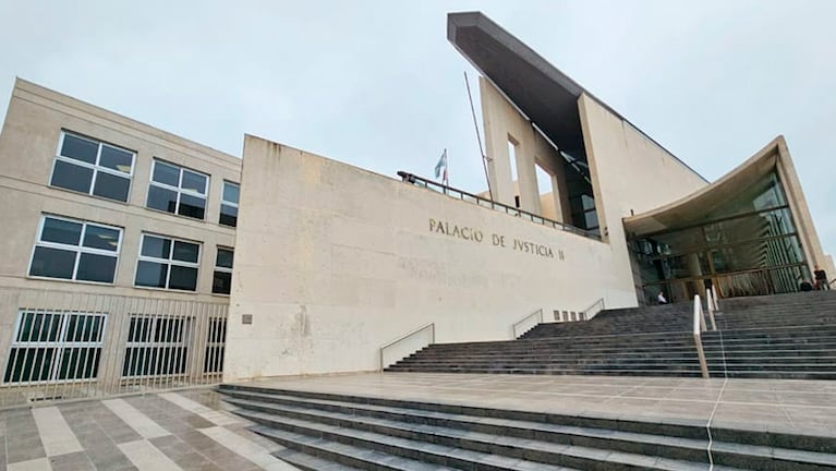 Cayó desde un tercer piso mientras limpiaba vidrios en Tribunales II: terminó internado