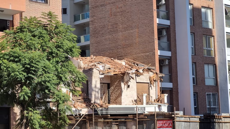 Cayó la pared de ladrillos que colgaba del edificio en bv. San Juan: el video y las fotos