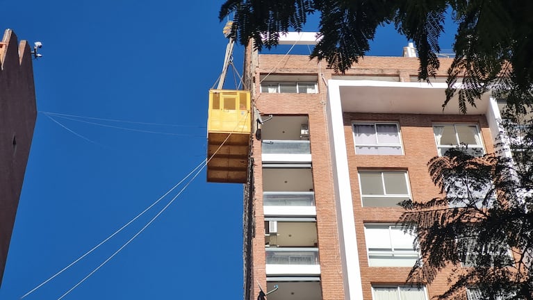 Cayó la pared de ladrillos que colgaba del edificio en bv. San Juan: el video y las fotos