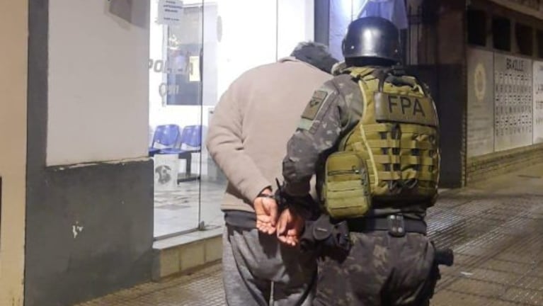 Cayó un dealer que quiso esconder la droga bajo tierra: también organizaba riñas de gallos