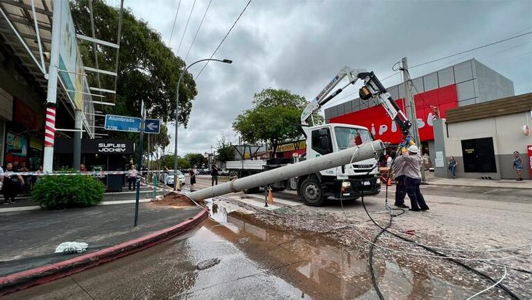 Cayó un poste de cemento y aplastó un auto en Córdoba