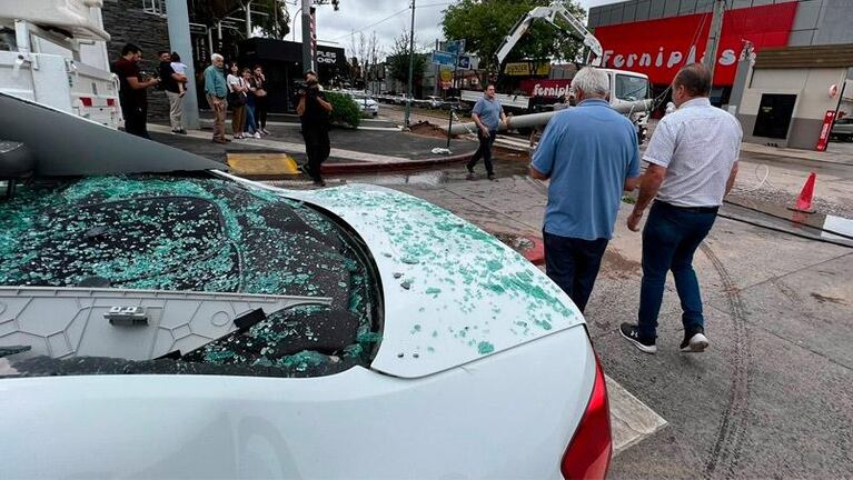 Cayó un poste de cemento y aplastó un auto en Córdoba