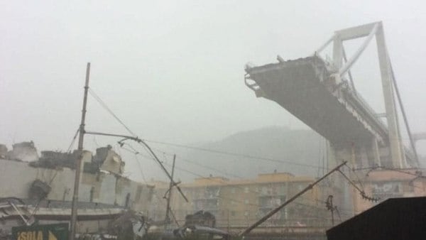 Cayó un puente de una autopista de Génova