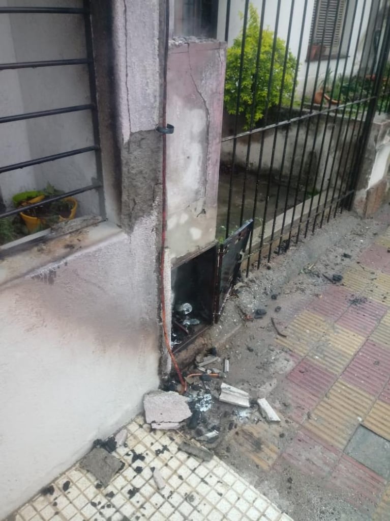 Cayó un rayo en una casa y otro hizo explotar una casilla de gas