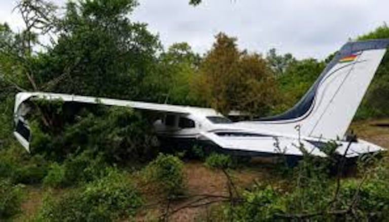 Cayó una avioneta en el norte argentino y sus ocupantes se fugaron y la "pelaron".