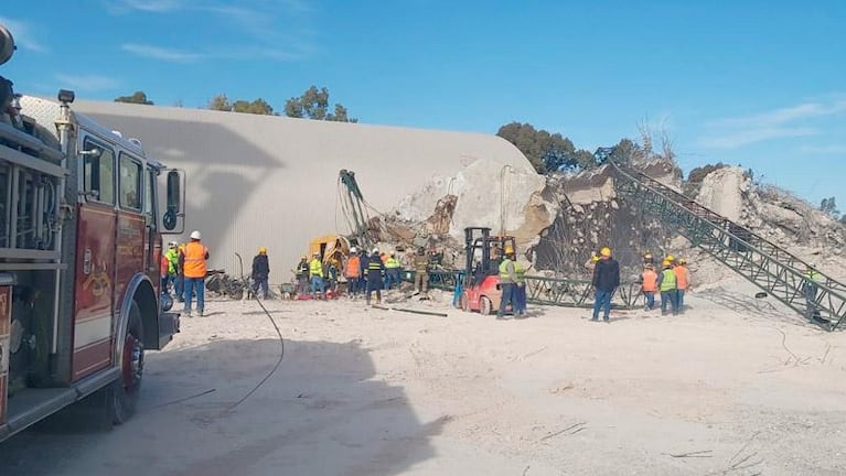 Cayó una estructura de hormigón sobre una grúa y mató a un operario