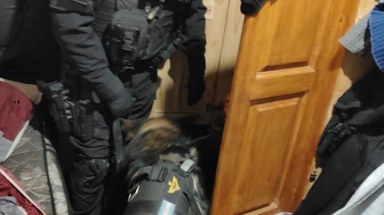 Cayó una pareja y su hija menor por vender droga en Córdoba: la madre intentó tirar la cocaína a la cocina