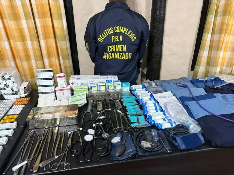 Cayó una red de médicos falsos: suturaban heridas con instrucciones por teléfono y cobraban millones