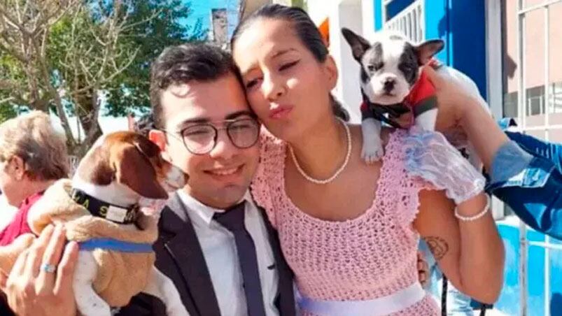 Cecilia y César Sena con los perros de la joven desaparecida. 