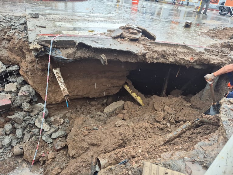 Cedió una calle y hay un socavón de 5 metros en avenida Vélez Sarsfield.