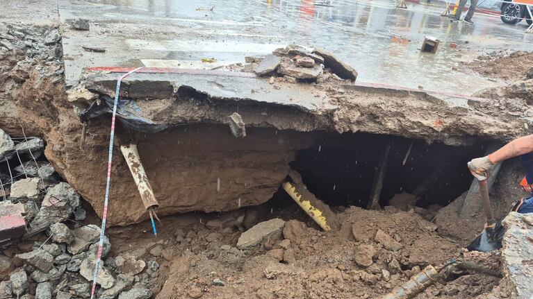 Cedió una calle y hay un socavón de 5 metros en avenida Vélez Sarsfield.