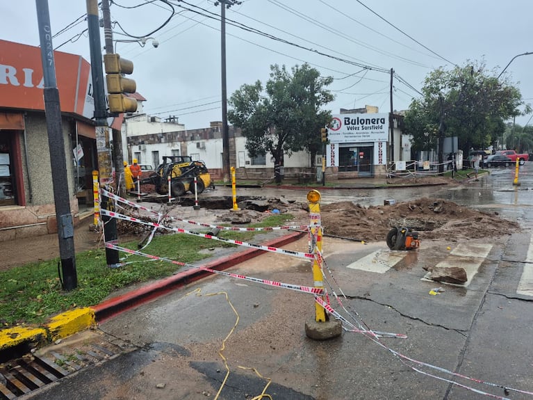 Cedió una calle y hay un socavón de 5 metros en avenida Vélez Sarsfield.