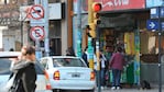 Celular en el auto, una situación que se repite en las calles de la ciudad. 