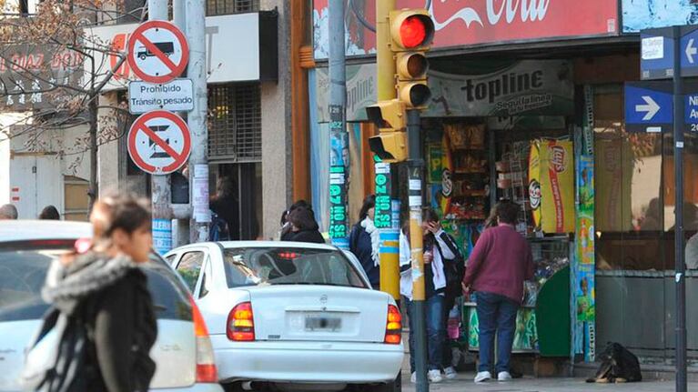 Celular en el auto, una situación que se repite en las calles de la ciudad.