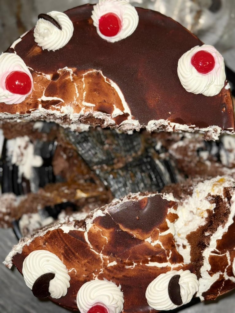 Celular encubierto en una torta Selva Negra fue descubierto por un escaneo antes de ingresar a la cárcel de Cruz del Eje.