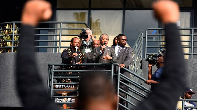 Centenares de personas protestaron bajo el lema #OscarsSoWhite. Foto: Reuters.