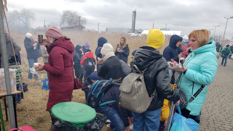 Centenares de refugiados cruzan la frontera hacia Polonia a cada hora. Foto: ElDoce.