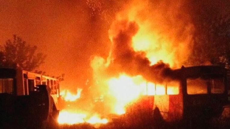 Centenares de vehículos fueron afectados por el incendio.